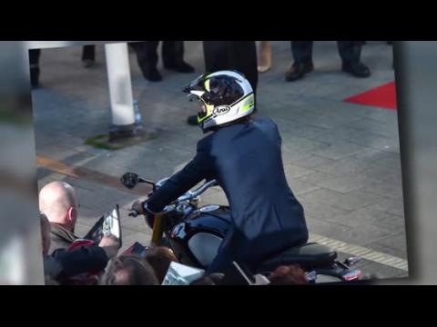 VIDEO : Orlando Bloom éblouit la foule en arrivant à moto