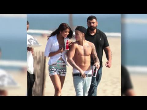 VIDEO : Shirtless Justin Bieber Gets Cozy With Model Yovanna Ventura