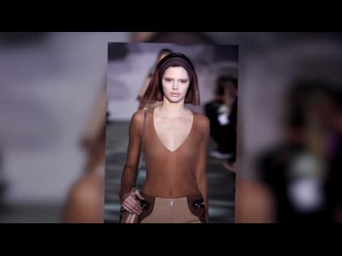 VIDEO : Kendall Jenner desfila en un top completamente transparente