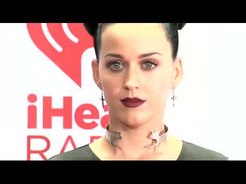VIDEO : Katy Perry Gets Booed at Fashion Event in Milan