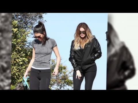 VIDEO : Khloe Kardashian va al gimnasio y a caminar con Kendall Jenner
