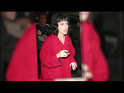 VIDEO : Was Katy Perry Wearing A Diamond Engagement Ring At The Elle Style Awards?
