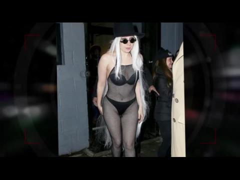 VIDEO : Lady Gaga porte une combinaison en bas rsille dans des tempratures glaciales