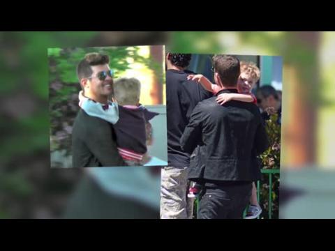 VIDEO : Robin Thicke lleva a su hijo, Julian, a Six Flags
