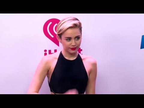 VIDEO : Miley Cyrus pensait qu'elle mourrait sans petit-ami