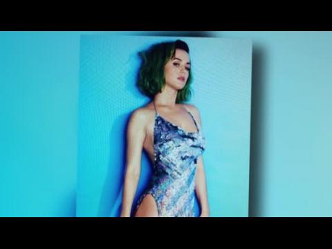 VIDEO : Katy Perry sube foto sexy con su nuevo cabello verde
