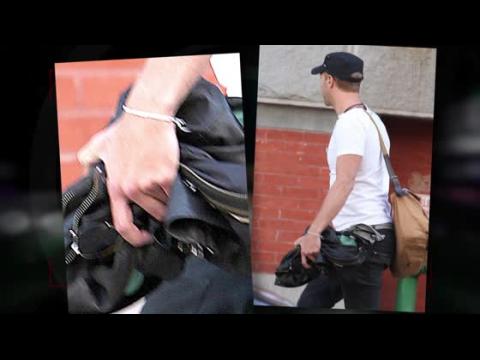 VIDEO : Chris Martin Spotted Without Wedding Ring