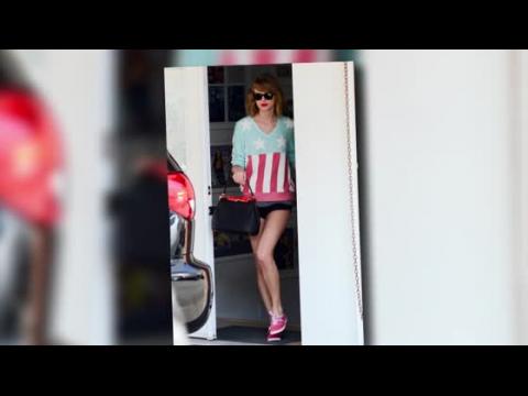 VIDEO : Taylor Swift lleva sus piernas largas a clase de ballet