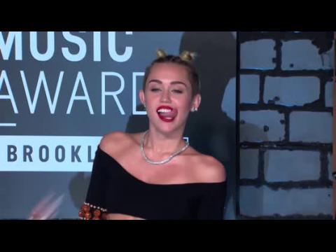 VIDEO : Miley Cyrus quiere una casa cerca a la casa de George Clooney en Lake Como