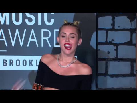 VIDEO : Miley Cyrus Wants Home Near George Clooney's Lake Como Neighborhood