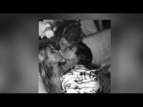 VIDEO : Jessica Simpson comparte un beso con dos de sus amigas