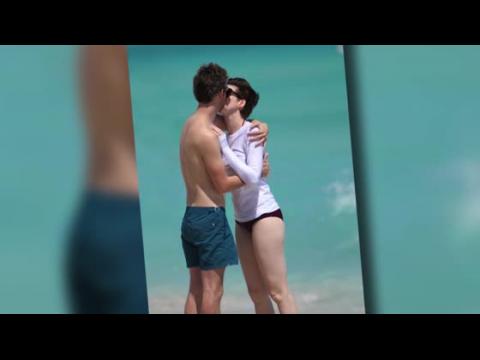 VIDEO : Anne Hathaway se montre passionne avec son mari Adam Shulman