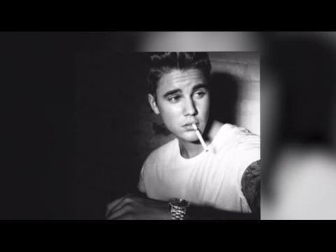 VIDEO : Justin Bieber imite James Dean mais dit ne pas fumer de cigarette