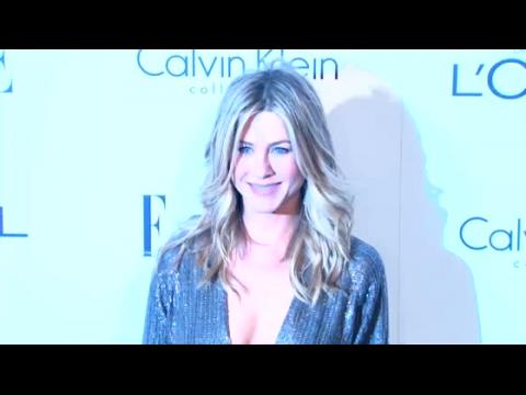 VIDEO : Jennifer Aniston Tries to Stay Humble