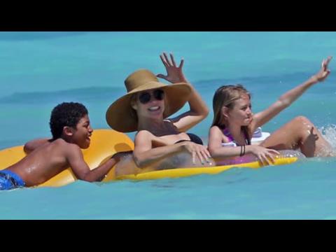 VIDEO : Heidi Klum en bikini aux Bahamas fait des vagues avec sa famille