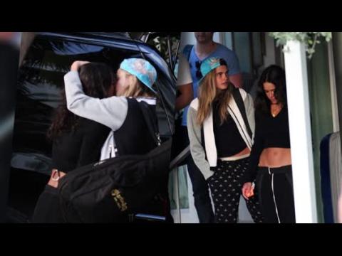 VIDEO : Cara Delevingne et Michelle Rodriguez se montrent affectueuses en public
