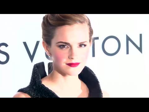 VIDEO : Emma Watson Refuses to Date Famous Men