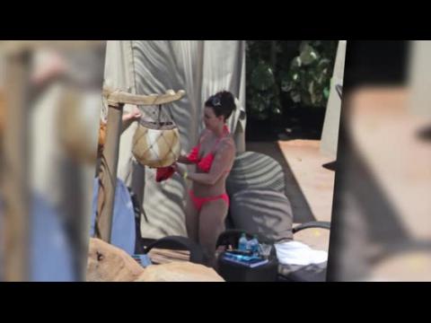VIDEO : Britney Spears Wears Hot Pink Bikini In Hawaii