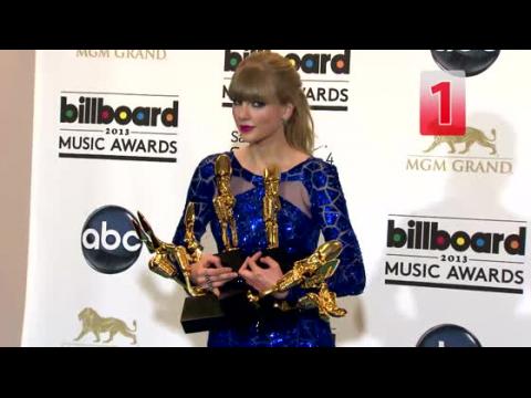 VIDEO : Taylor Swift Has A Boyfriend Check-List