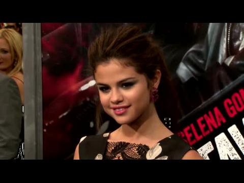 VIDEO : Selena Gomez quiere salir con alguien mayor