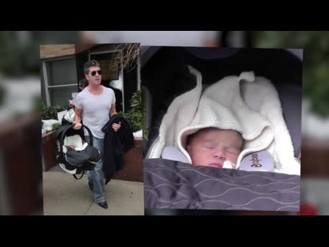 VIDEO : Simon Cowell tuvo un pequeo problema al subir la silla del carro de su beb