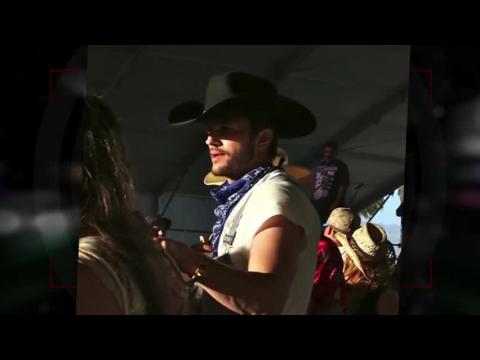 VIDEO : Mila Kunis et Ashton Kutcher se détendent au festival Stagecoach