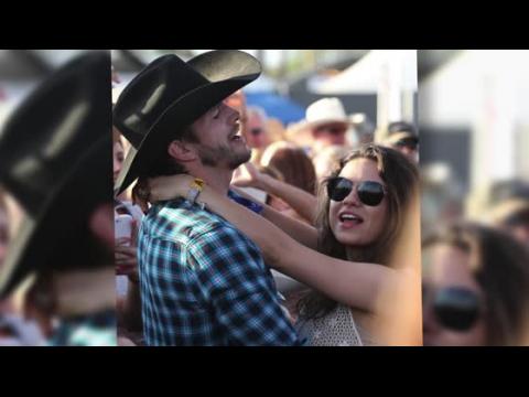 VIDEO : Mila Kunis & Ashton Kutcher Get Down At Stagecoach Festival