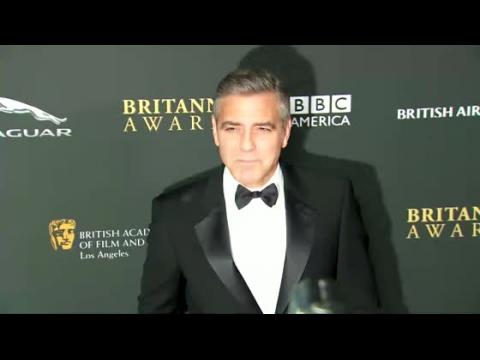 VIDEO : George Clooney a-t-il dessin l'norme bague d'Amal Alamuddin ?