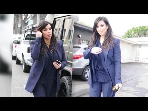 VIDEO : Kim Kardashian fait les boutiques de lingerie dans un ensemble bleu marine