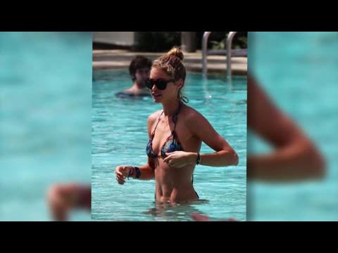 VIDEO : Doutzen Kroes Et Candice Swanepoel En Bikinis