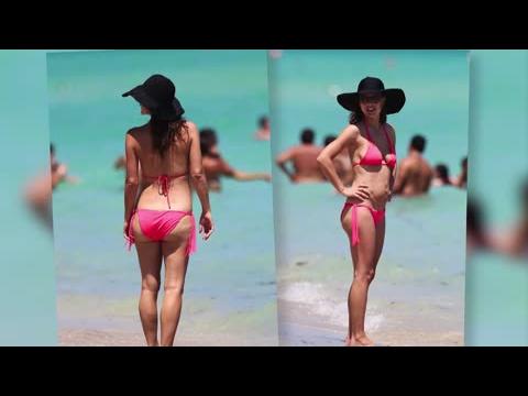 VIDEO : L'ancien Mannequin De Victoria's Secret Josie Maran En Bikini Avec Son Bb