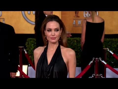 VIDEO : Angelina Jolie Est Bien paule Pour Son Prochain Projet En Tant Que Ralisatrice