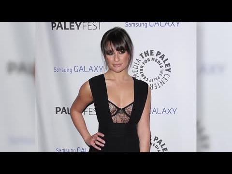 VIDEO : Lea Michele Porte Une Robe Sans Soutien-gorge Aux PaleyFest Icon Awards