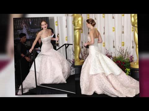 VIDEO : Jennifer Lawrence change Sa Longue Robe Contre Une Autre En Soie Pour Une Soire Aprs Les.