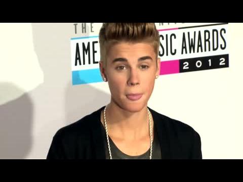 VIDEO : La police enqute sur une dposition contre Justin Bieber