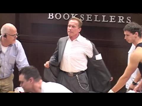 VIDEO : Des photos porno d'Arnold Schwarzenegger en vente pour 150 000 dollars