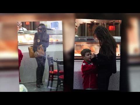 VIDEO : Victoria Beckham et son fils Cruz mangent dans un fish and chips à Londres