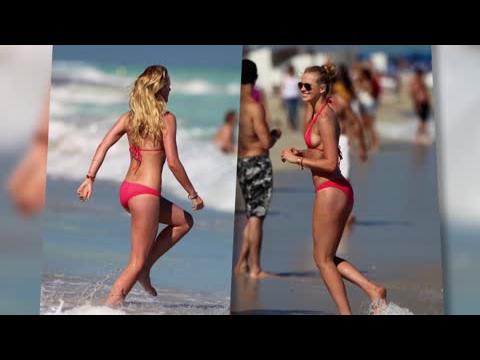 VIDEO : Anne V en bikini montre  Adam Levine ce qu'il loupe