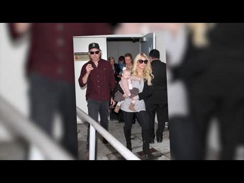 VIDEO : Jessica Simpson enceinte, avec son fianc Eric et bb Maxwell