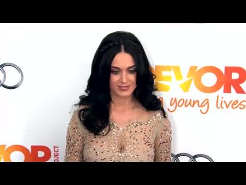 VIDEO : Katy Perry dans une robe ose pour la LGBTQ