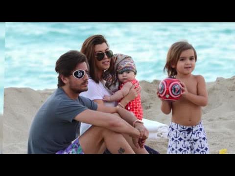VIDEO : Kourtney Kardashian et sa famille  la plage