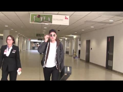 VIDEO : Robert Pattinson seul et avec sa guitare à l'aéroport de Melbourne
