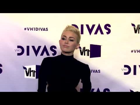 VIDEO : Miley Cyrus rêve d'embrasser Katy Perry