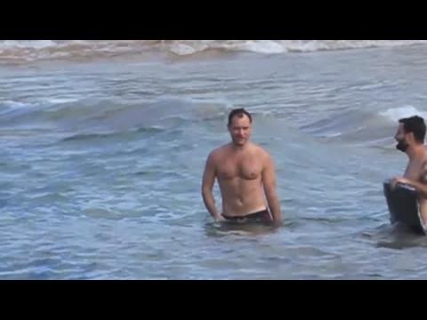 VIDEO : Jude Law surfe  Hawa