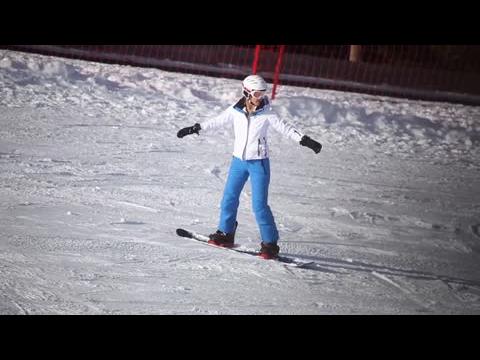 VIDEO : Bar Refaeli fait du snowboard en Italie