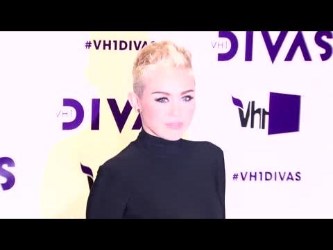 VIDEO : Miley Cyrus porte une robe découpées aux VH1 Divas 2012