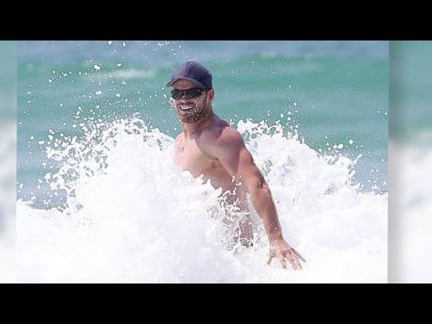 VIDEO : Kellan Lutz s'amuse avec Sharni Vinson  la plage