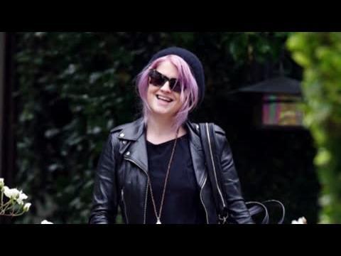 VIDEO : Kelly Osbourne Est Tout Sourire Malgr Les Rapports De Sparation De Ses Parents Sharon Et O