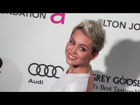 VIDEO : Miley Cyrus Enlève Sa Bague De Fiançailles Après Une Dispute Avec Liam Hemsworth