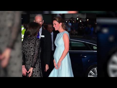 VIDEO : La Duchesse De Cambridge Et Son Petit Ventre Sont Spectaculaires En Bleu Clair